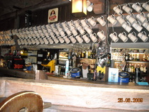 Ruutikellari Tartossa taustalla nimikkomukit?