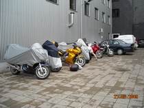 Narvassa piti mopot peitellä ja lukot laittaa hotelli Ingerin takapihalla